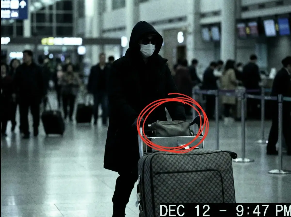 黑椒盖饭 机场偷拍 - 神秘礼物袋引发猜测